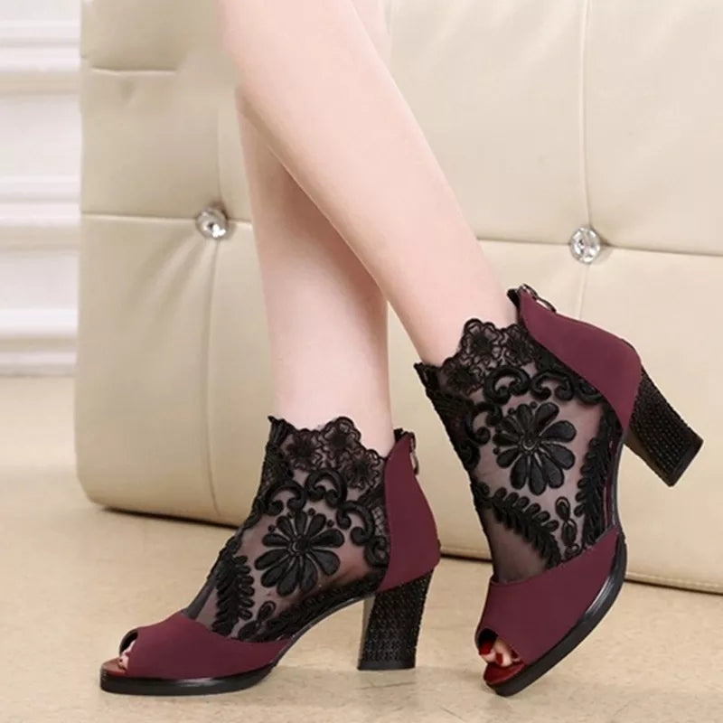 WOMEN'S ANKLE BOOTS WITH ELEGANT DESIGN